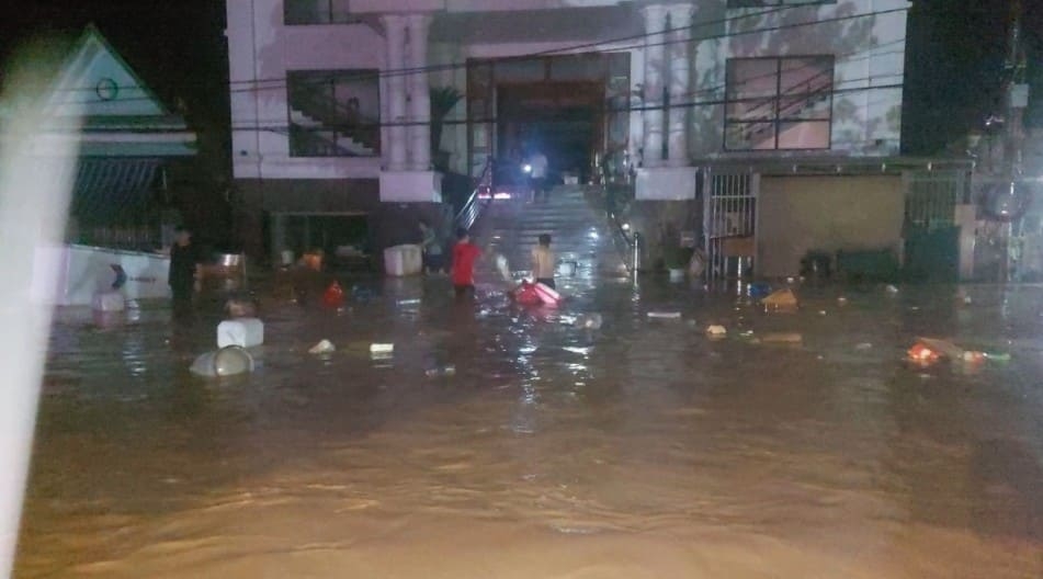 The rising waters in the Nam Mo river on the night of July 22 flood large parts of Muong Xen, prompting a nighttime evacuation by locals.