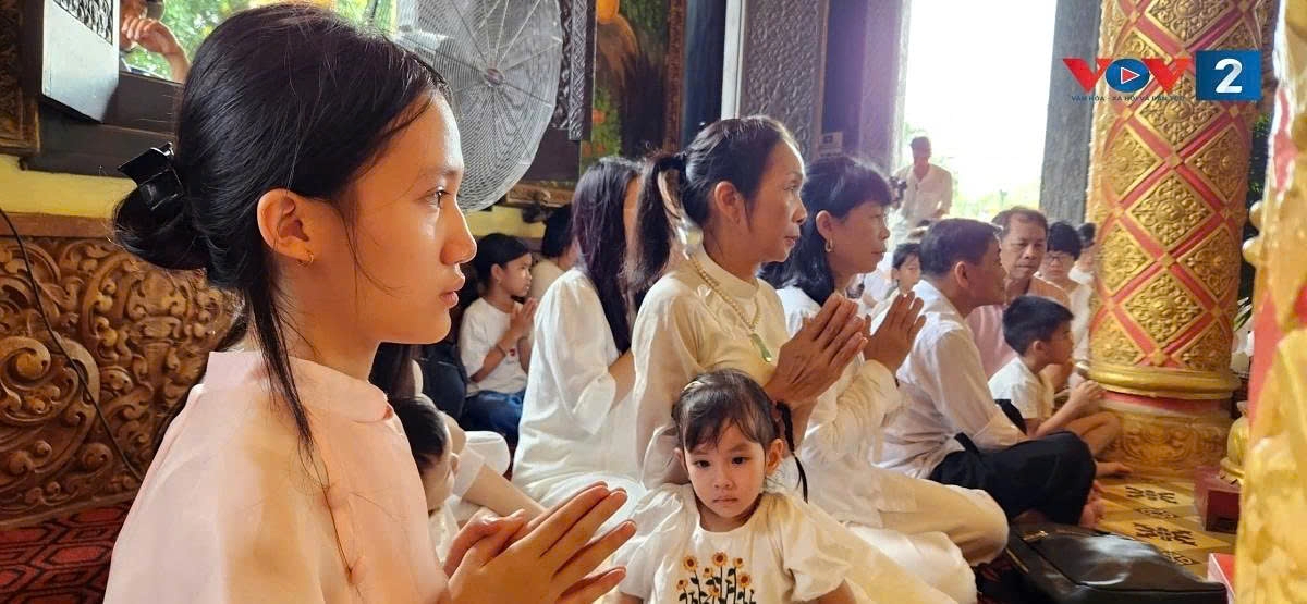 In a respectful and devout atmosphere, devotees chant sutras, pay homage to the Triple Gem, and express their faith, reverence, and commitment to the Dharma through solemn acts of worship.