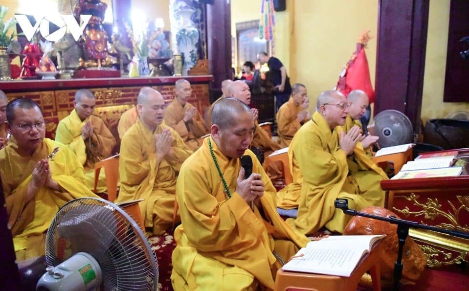    Following the bell and drum beats, the peace-praying ceremony takes place.