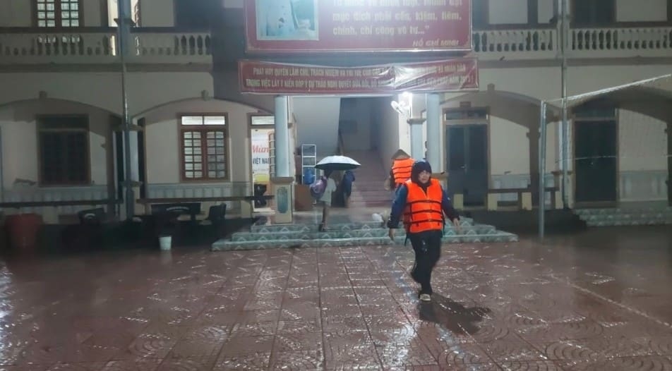 Authorities of Muong Xen commune mobilise their army, police, and militia forces in order to assist residents in evacuating to safety as floodwaters rise.