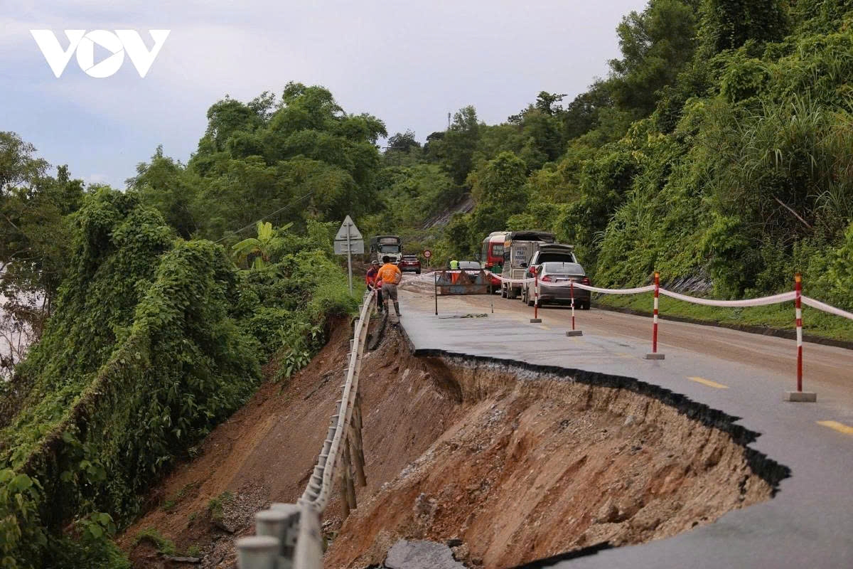 Many groups are traveling hundreds of kilometers to deliver rice, instant noodles, bottled water, canned food, hygiene kits, basic medicine, and other necessities to those in need.
