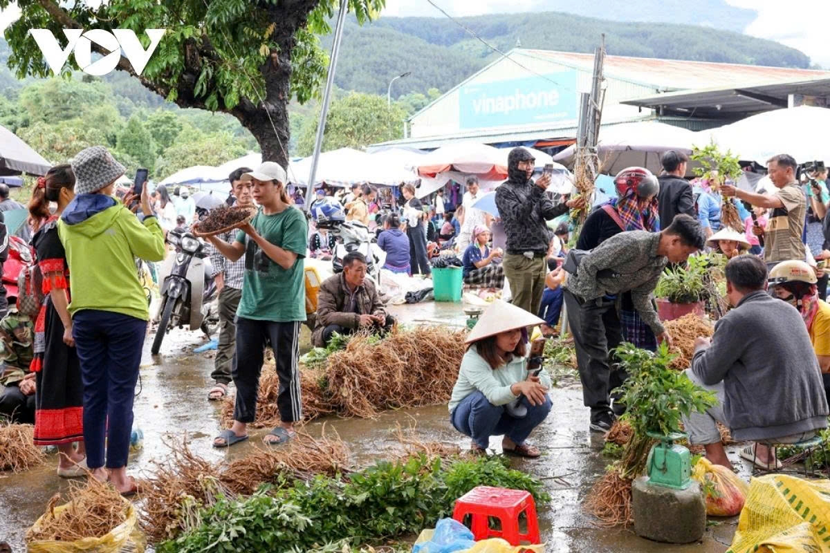 Many vendors at the market now own smartphones with internet access, which they use to introduce and promote their products.