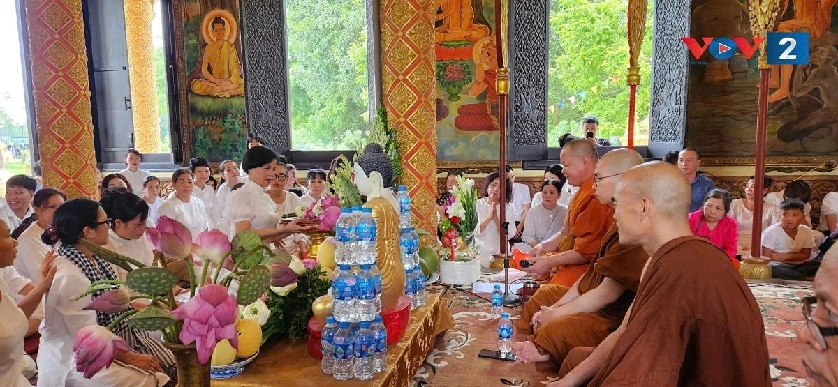 Following the Dharma talk, lay followers offer the four necessities (robes, food, medicine and shelter) to the monastic community, demonstrating their heartfelt devotion and support for the monks throughout their retreat.