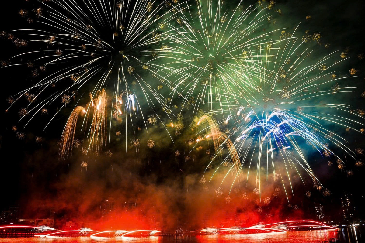 Not to be outdone, Vietnam’s Z121 Vina Pyrotech launches a stunning performance with over 7,000 fireworks. The carefully curated soundtrack conveys the nation’s aspirations for peace, progress, and pride. (Photo: TPO)