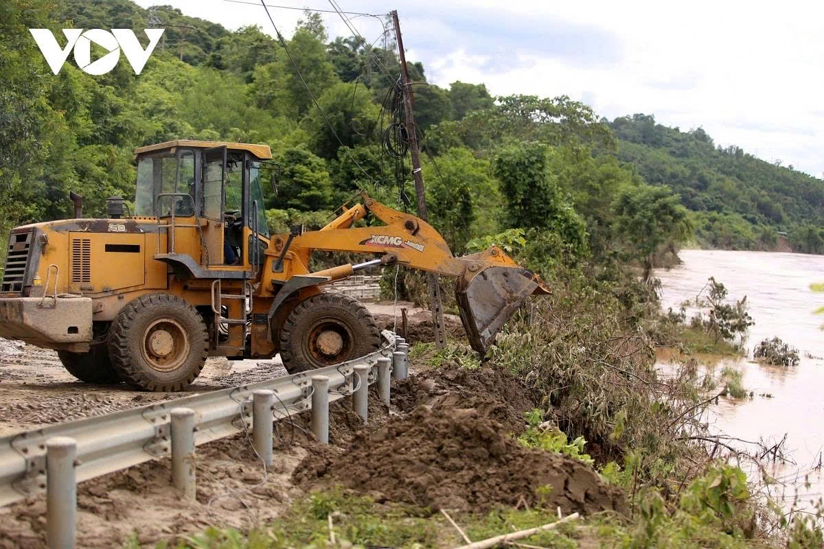 To ensure that relief convoys can access flood-isolated areas, local authorities and relevant forces have mobilised personnel and heavy machinery to clear landslides and fallen trees along National Highway 7A.