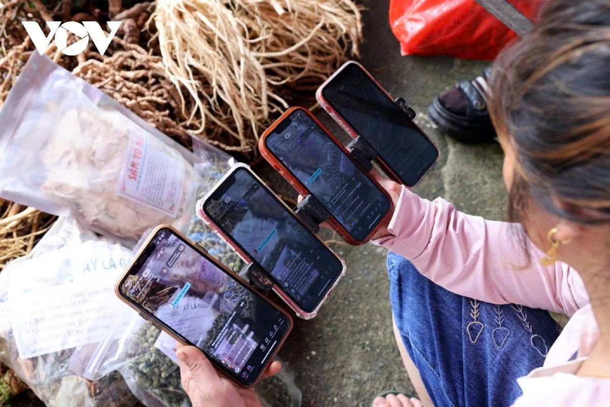 Not just one, but up to three or four smartphones are often operated simultaneously by the vendors to showcase their local agricultural products.
