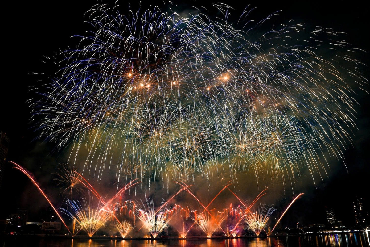 The show opens with a burst of sound and colour, as upbeat tracks like “Centuries” and “Fireworks” played alongside sweeping, spiraling, and multi-layered fireworks, capturing the lively, modern energy of Da Nang today. (Photo: TPO)