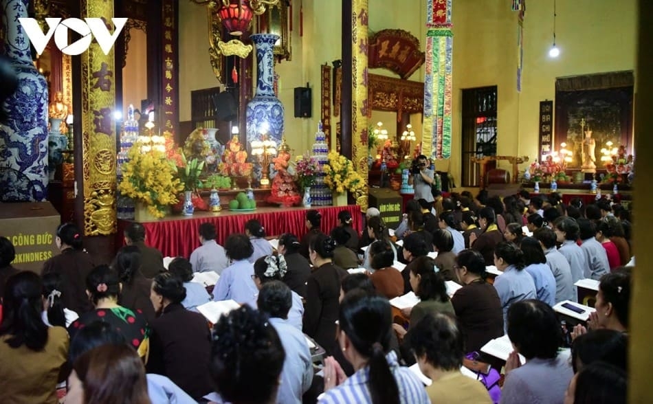   From 6 a.m., monks and nuns gather at Quan Su Pagoda to carry out the ritual.