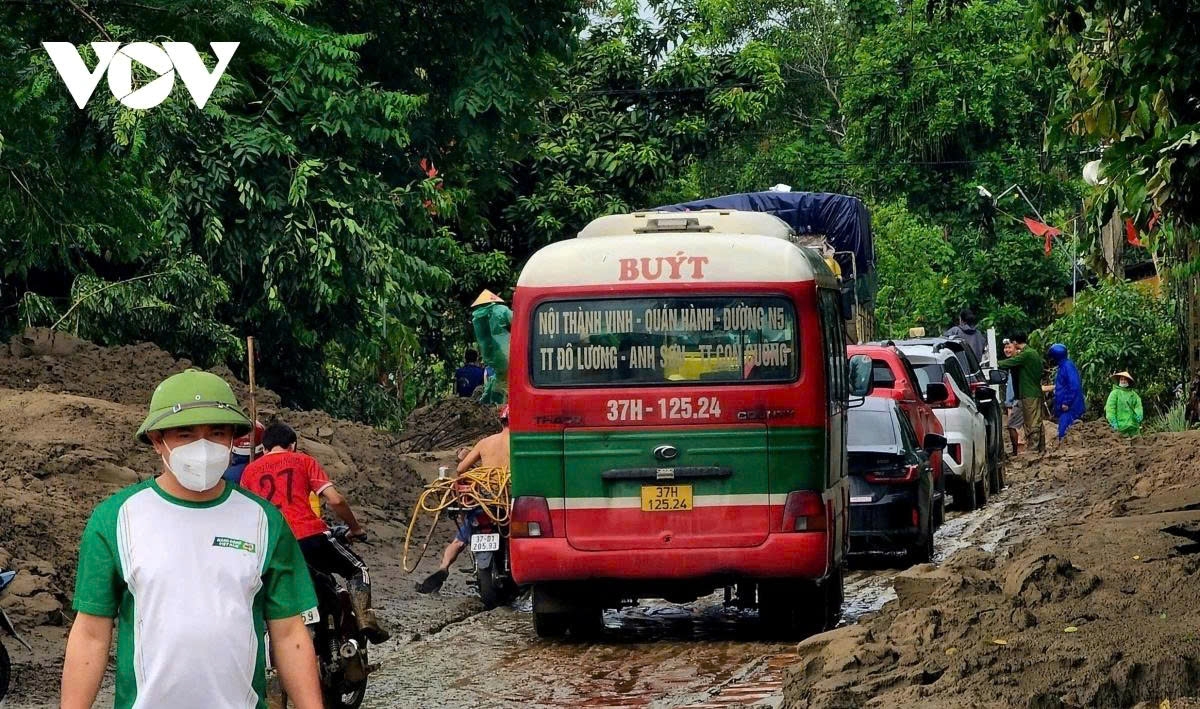 Following days of heavy rain from the remnants of Typhoon Wipha, multiple sections of this vital road have suffered severe landslides. Uprooted trees and large volumes of earth and rock have blocked the highway, cutting off access to several highland communes.