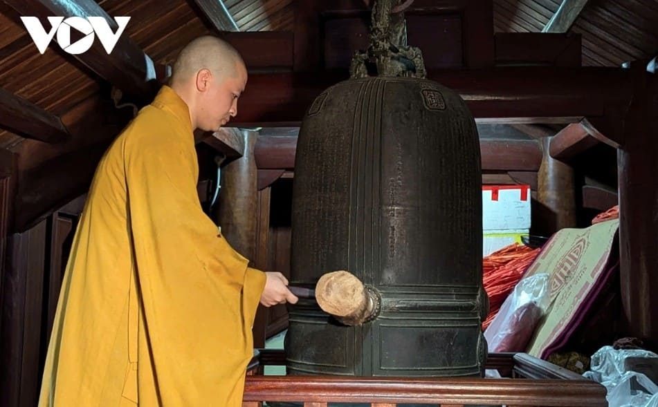  At 6 a.m. on July 1, the Bat Nha ritual is also observed at Tran Quoc Pagoda in Hanoi’s Tay Ho ward.