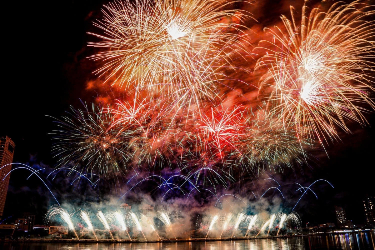 An emotional crescendo arrives as “Khát vọng hòa bình” (The Aspiration for Peace) is played, with the sky completely lit up by a sea of synchronised fireworks. Flower-like aerial bursts and surface-level explosions transforms the Han River into a glowing tapestry of light and emotion. Z121’s display is not only technically superb but also a heartfelt declaration of a peace-loving, forward-looking Vietnam that is ready to contribute to a more stable and brighter world. (Photo: TPO)