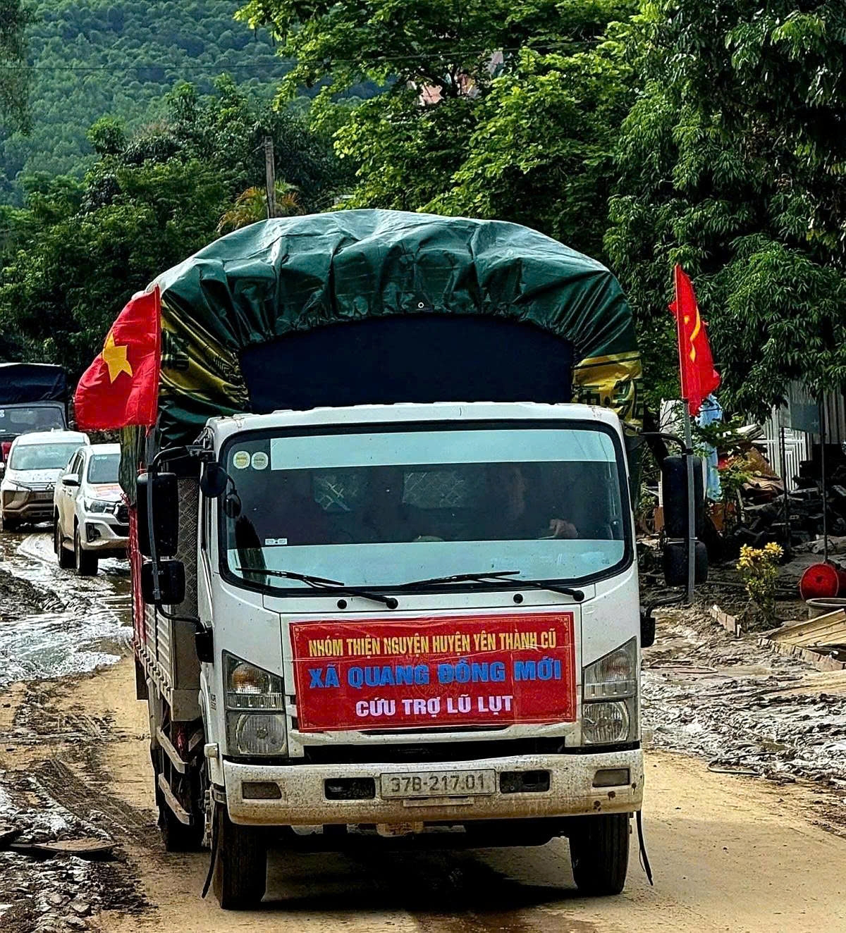 Thanks to these efforts, some key sections of National Highway 7A have been temporarily reopened, allowing trucks carrying essential relief supplies such as food, clean water, medicine, and clothing to reach the affected communities.