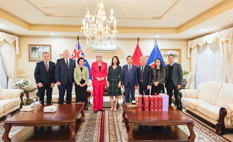 Australian Governor-General Sam Mostyn poses for a photo with Ambassador Pham Hung Tam, his spouse, and heads of Vietnam’s diplomatic missions in Australia.
(Photo: Embassy of Vietnam in Australia)