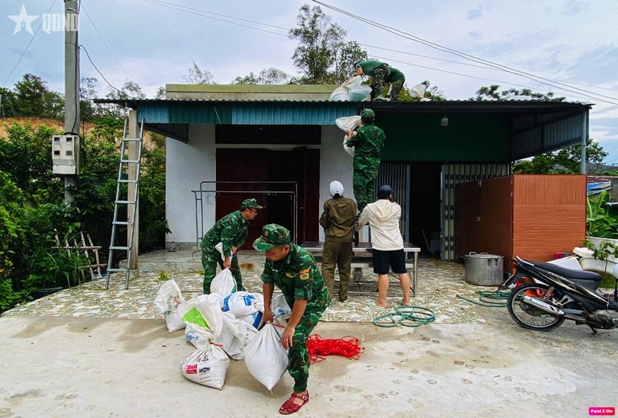 Border guards in Quang Ninh province, one of the localities to be hit by Wipha, help local residents reinforce their houses before the typhoon makes landfall. (Photo: qdnd.vn)