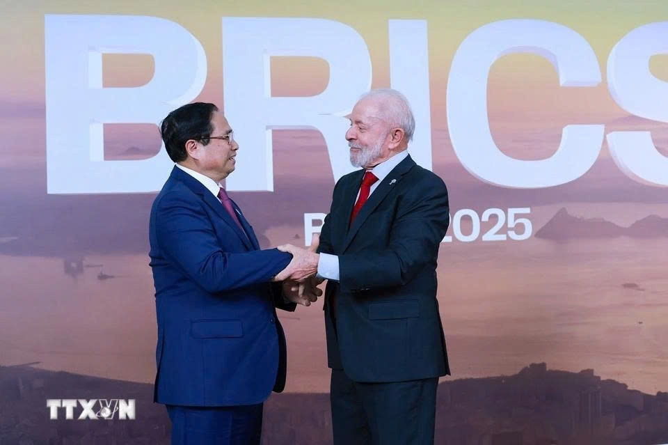 Brazilian President Lula da Silva welcomes Vietnamese Prime Minister Pham Minh Chinh to the 2025 BRICS Summit in Rio de Janeiro. (Photo: VNA)
