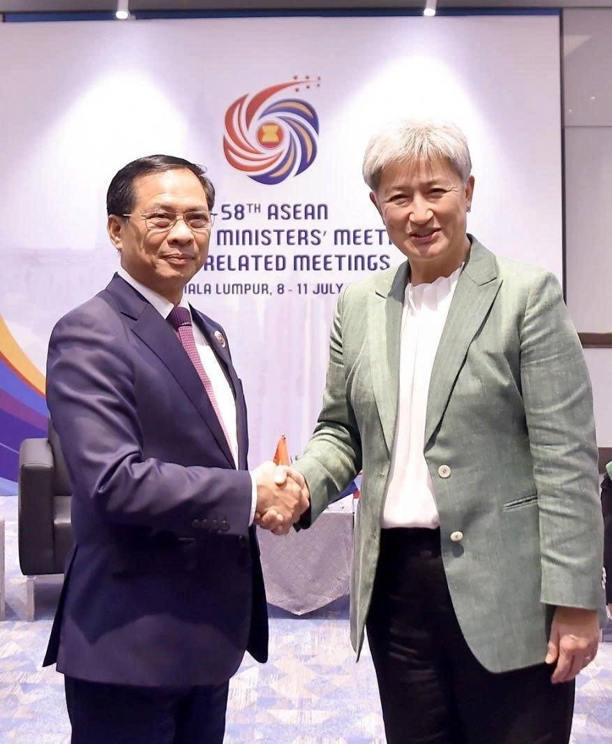 Vietnamese Deputy Prime Minister and Minister of Foreign Affairs Bui Thanh Son (L) Australian Foreign Minister Penny Wong during their meeting in Kuala Lumpur, Malaysia, on July 10