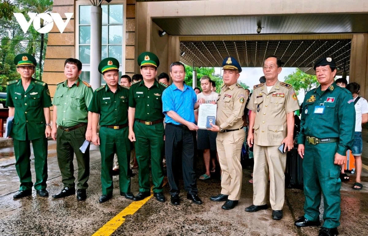 Cambodian authorities hand over 45 Vietnamese citizens charged with illegal residence to border guards of Tay Ninh province on July 16