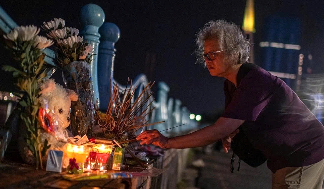 An elderly of Quang Ninh province offers an incense in commemoration of the lost victims of the tourist boat Wonder Sea. (Photo: dantri.com.vn)