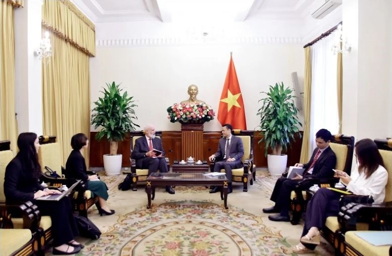 Deputy Foreign Minister Dang Hoang Giang receives Swiss Ambassador to Vietnam Thomas Gass.
(Photo: The World & Vietnam Report)