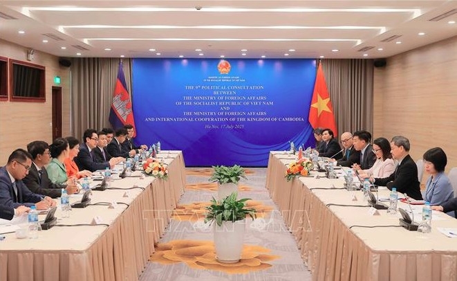 Deputy Foreign Minister Nguyen Manh Cuong and Cambodian Secretary of State Ung Rachana co-chair the 9th Political Consultation between the two foreign ministries on the morning of July 17.
(Photo: VNA)
