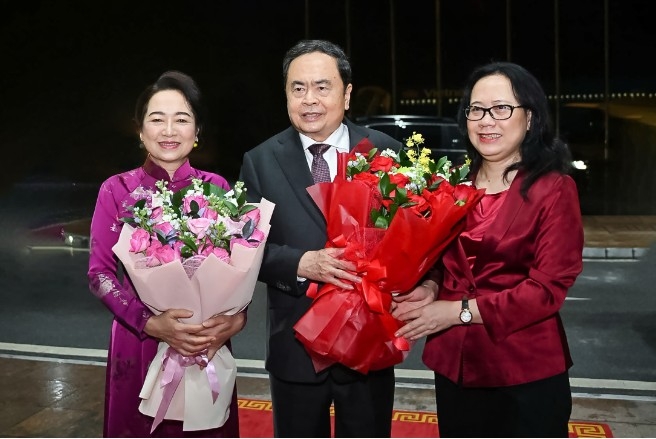 Deputy Head of the NA Office Nguyen Thi Thuy Ngan sees off NA Chairman Tran Thanh Man and his spouse at the airport (Photo: daibieunhandan.vn)