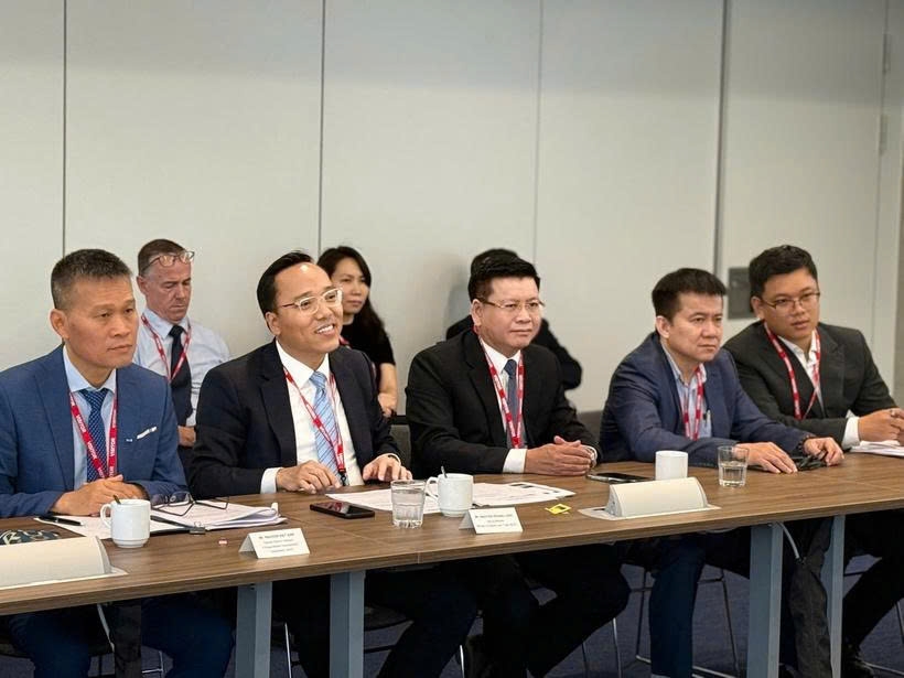 Deputy Minister of Industry and Trade Nguyen Hoang Long (second from left) attends the seminar on offshore wind power in the UK. (Photo: MoIT)