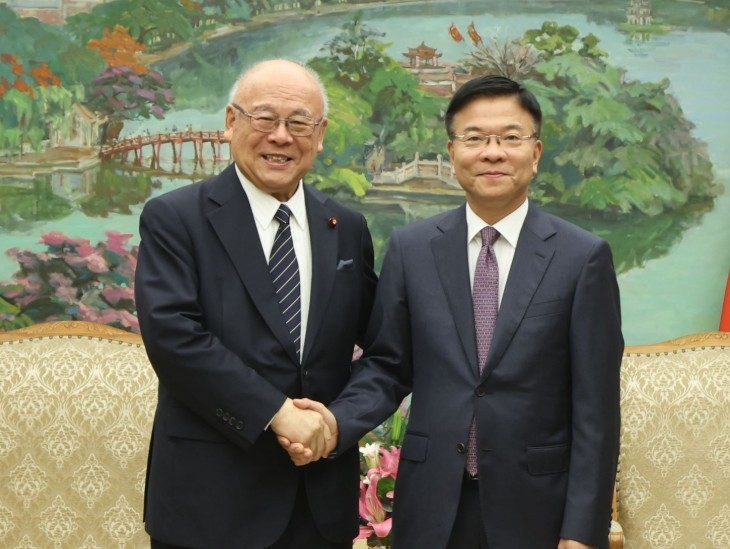Deputy PM Le Thanh Long receives Takebe Tsutomu, Special Advisor to the Japan–Vietnam Parliamentary Friendship Alliance. (Photo: baochinhphu.vn)