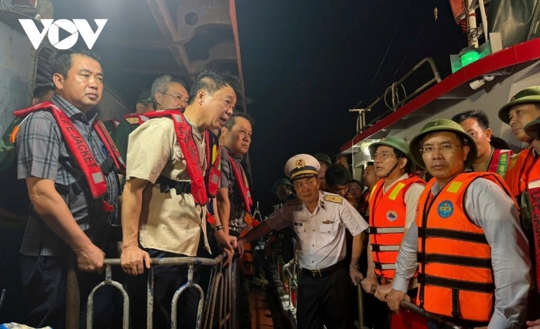 Deputy Prime Minister Tran Hong Ha on site to direct rescue operations
