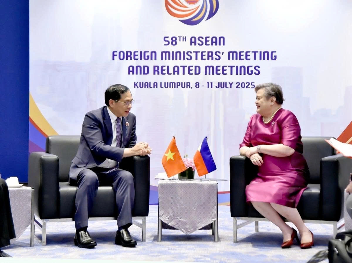 Deputy Prime Minister and Minister of Foreign Affairs of Vietnam Bui Thanh Son (L) and Philippine Secretary of Foreign Affairs Maria Theresa Lazaro meet on the sidelines of the 58th ASEAN Foreign Ministers' Meeting in Malaysia o nJuly 9. (Photo: MOFA)