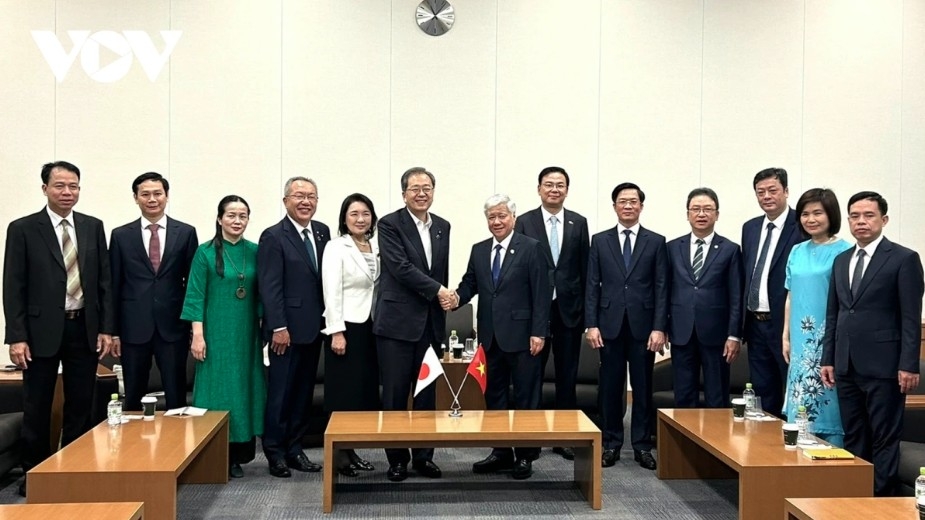 Do Van Chien and President of the Komeito Party Saito Tetsuo (center) pose for a photo with the Vietnamese delegation during their meeting.