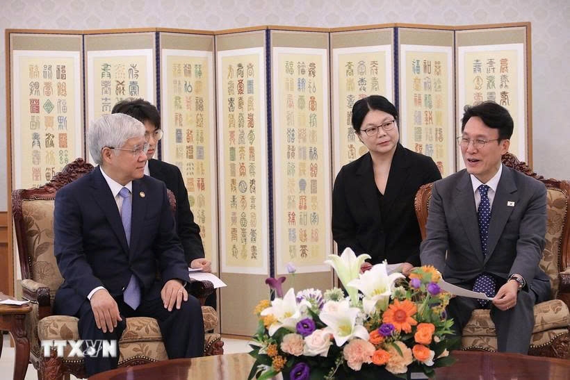 Vietnam Fatherland Front Central Committee President Do Van Chien (L) meets with RoK Prime Minister Kim Min-seok in Seoul on July 31. (Photo: VNA)