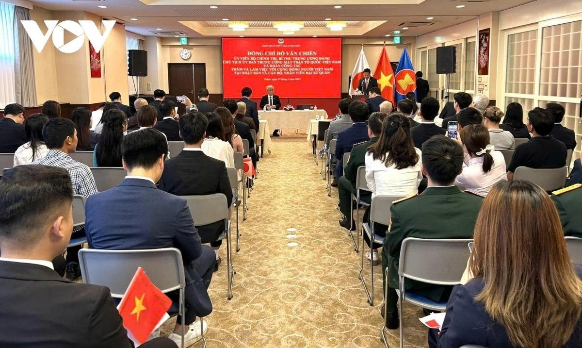 President of the Vietnam Fatherland Front (VFF) Central Committee Do Van Chien meets Embassy officials and staff and representatives of the Vietnamese community in Japan, upon arrival in Tokyo on July 27 for a working visit