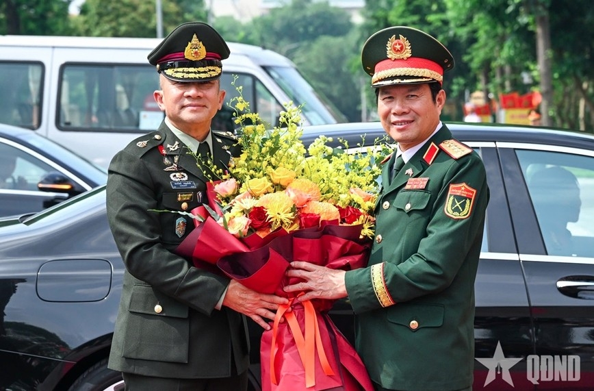 General Nguyen Tan Cuong hosts welcome ceremony for Thai defence counterpart Songwit Noonpackdee (Photo:qdnd.vn)