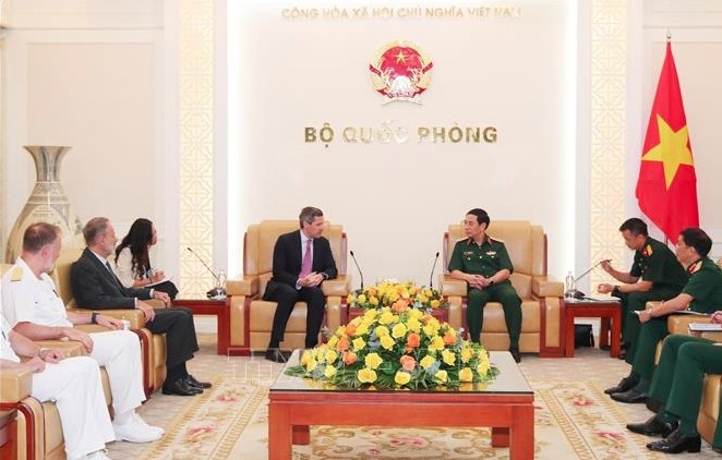 General Phan Van Giang, Minister of National Defence, receives Italian Undersecretary of State for Defence Matteo Perego di Cremnago (Photo: VNA)