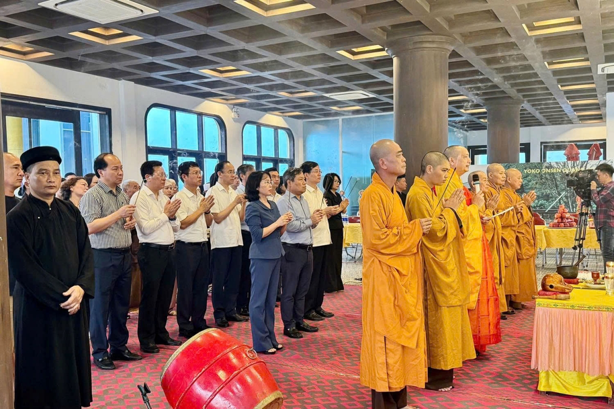 A grand requiem is held for 39 victims of Ha Long Bay tourist boat tragedy in Quang Ninh. (Photo: tienphong.vn)