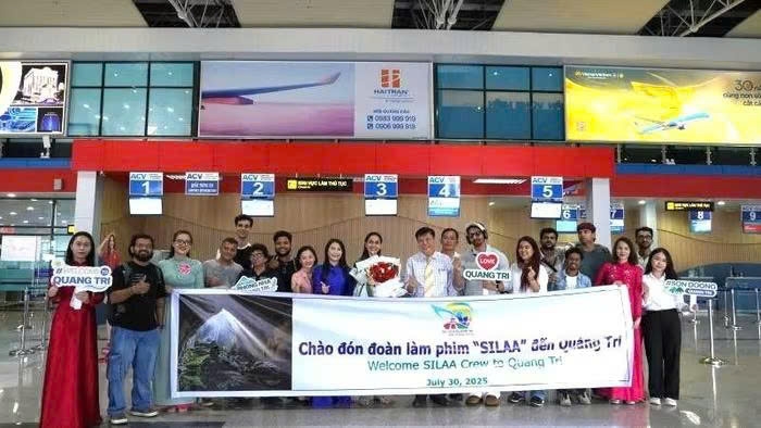 A Bollywood film crew arrives in Vietnam on July 30 to prepare for the shooting of SILAA. (Photo: nhandan.vn)