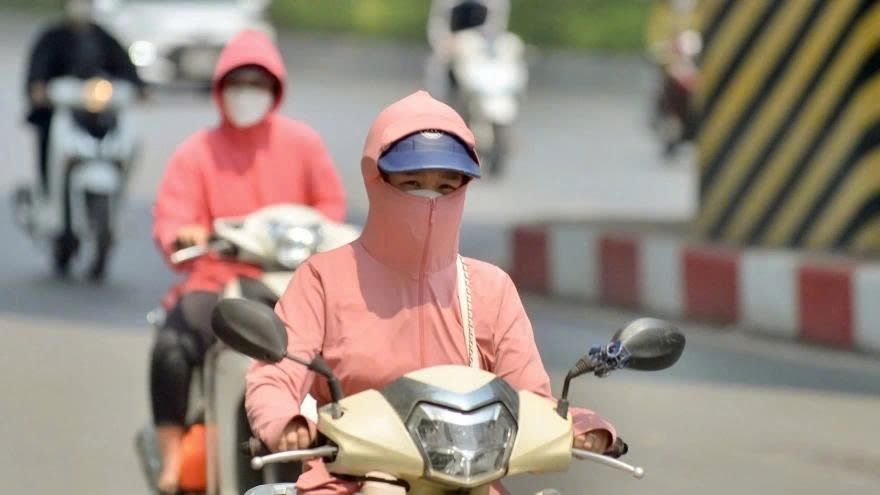 Intense heat hits its peak in Northern Vietnam on July 9 before heavy rain arrives