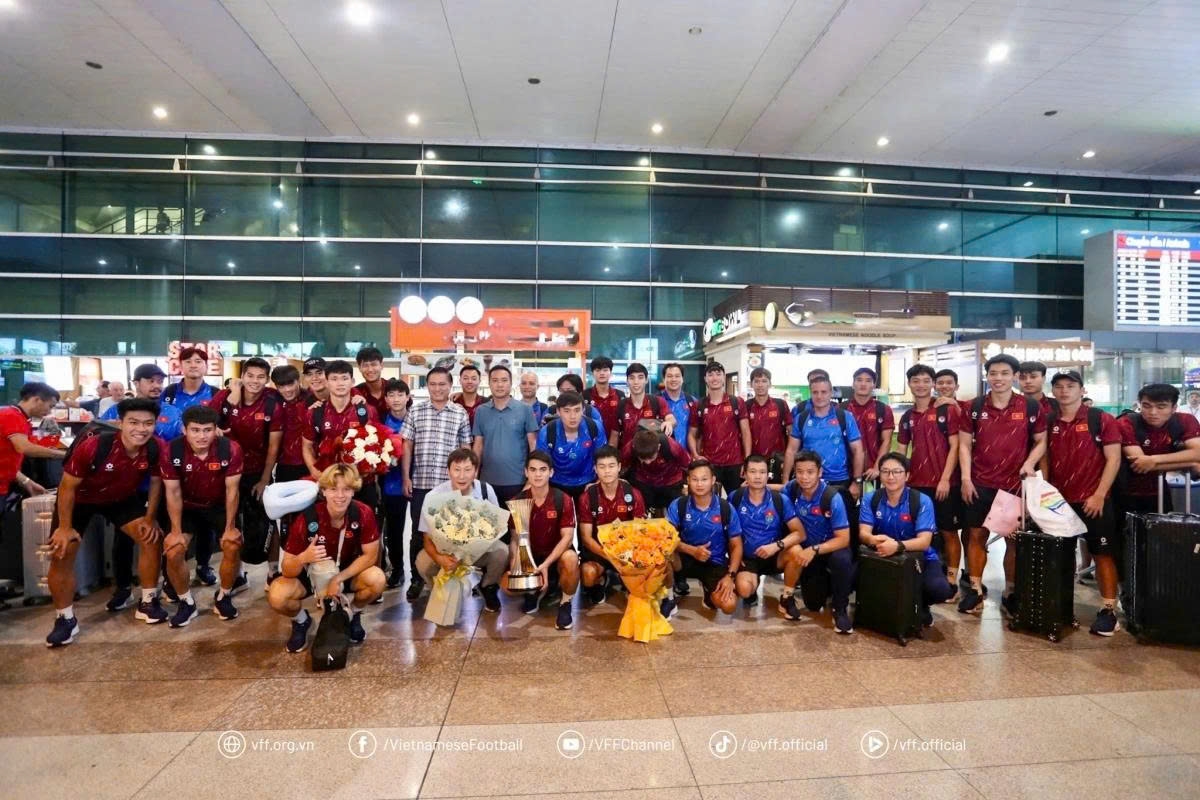 Head coach Kim Sang-sik and the U23 Vietnam national team at Noi Bai International Airport on the evening of July 30. (Photo: VFF)