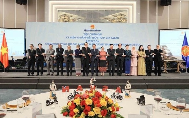 Deputy Prime Minister and Minister of Foreign Affairs Bui Thanh Son (eighth from left) and delegates at the reception on July 28 (Photo: VNA)