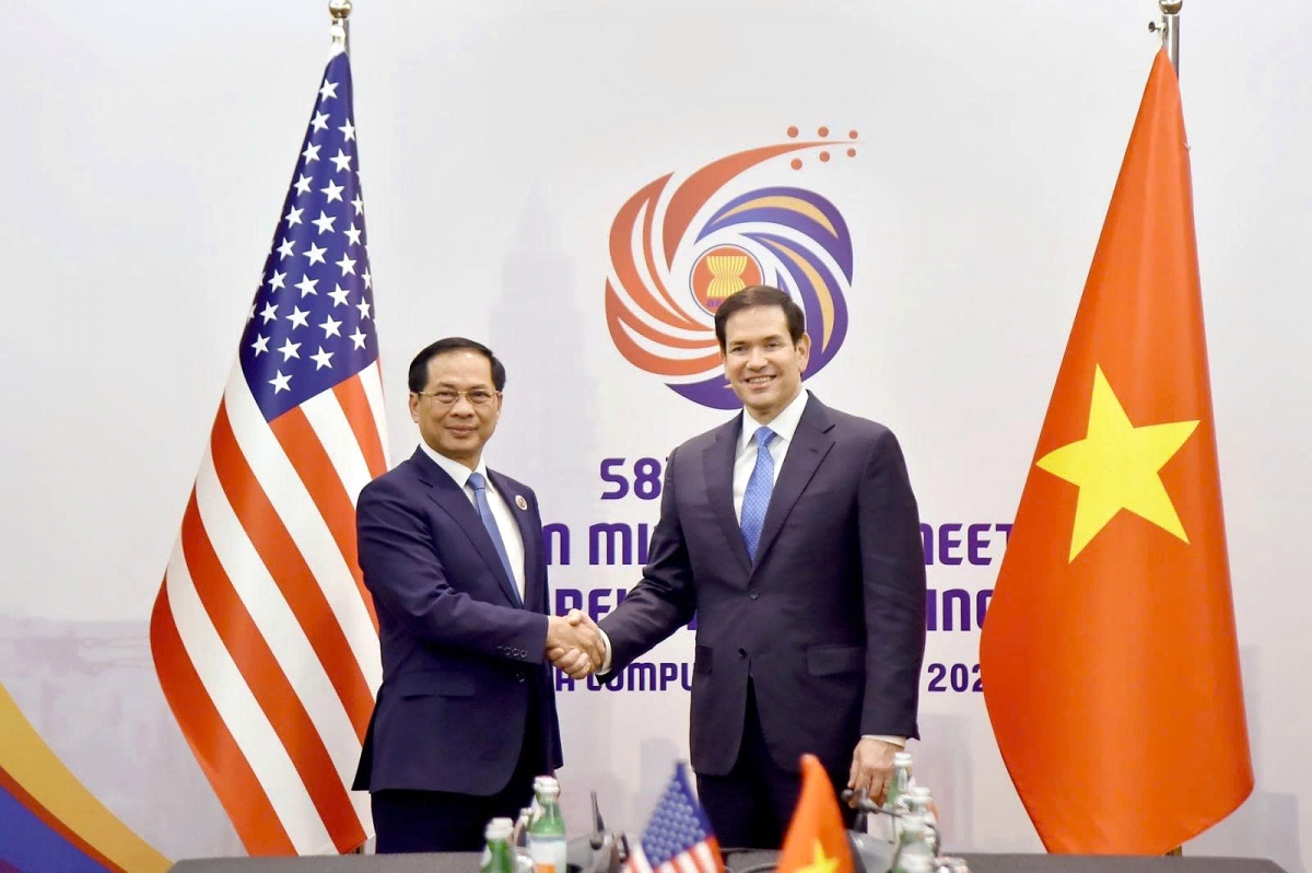 US Secretary of State Marco Rubio (R) and Vietnamese Deputy Prime Minister and Foreign Minister Bui Thanh Son, during their meeting in Kuala Lumpur, Malaysia, on July 11. (Photo: MOFA)