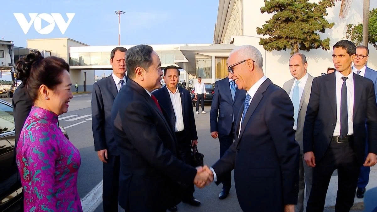 Speaker of the House of Representatives Rachid Talbi Alami (R) welcomes Vietnamese National Assembly Chairman Tran Thanh Man and his spouse at Salé Rabat airport on July 24.
