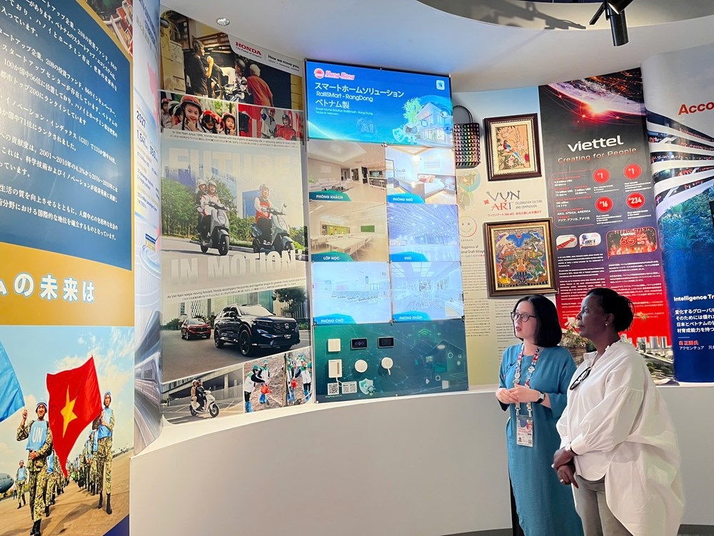 The Vietnam Pavilion welcomes OIF Secretary General Louise Mushikiwabo at EXPO 2025 (Photo: baovanhoa.vn)