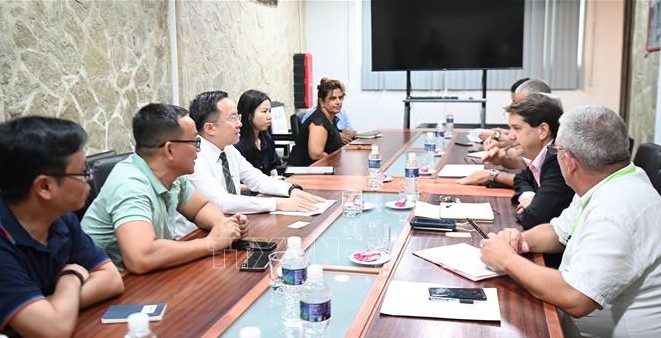 Journalists from Vietnam Television meet with the Cuban Institute of Information and Social Communication's representatives (Photo:VNA)