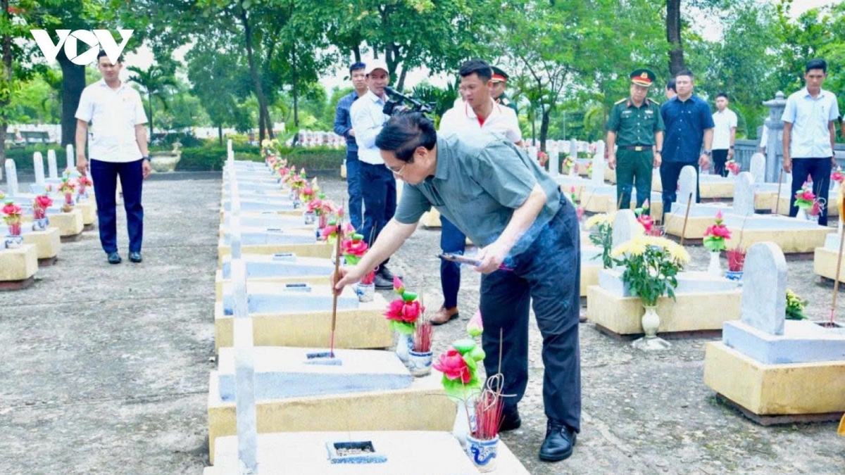 Prime Minister Pham Minh Chinh offers incence to commemorate fallen heroes at the National Road 9 Martyrs Cemetery in Quang Tri province