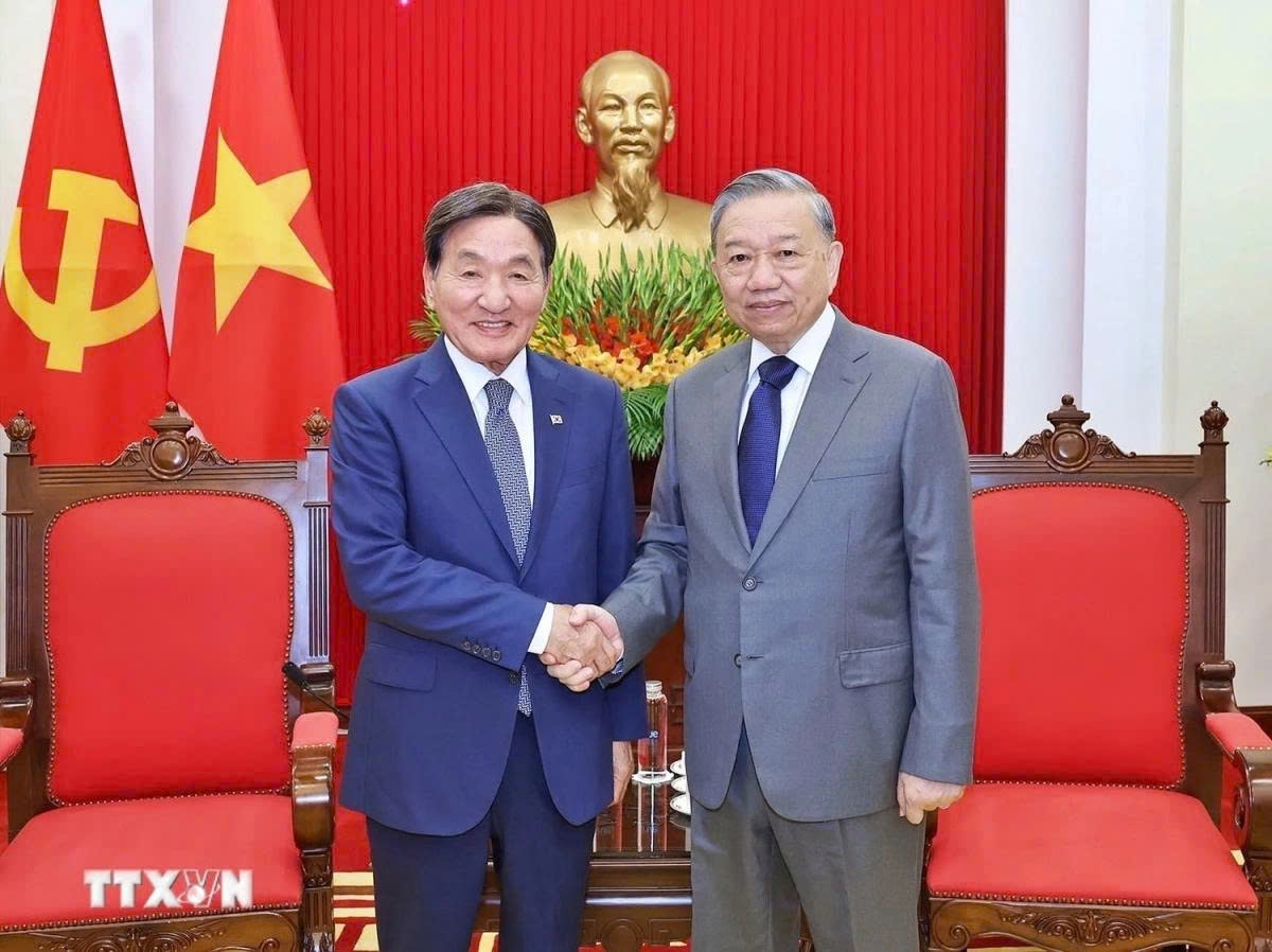 To Lam (R), General Secretary of the Communist Party of Vietnam, and Park Chang-dal, Special Envoy of RoK President Lee Jae-myung, during their meeting in Hanoi on July 29. (Photo: VNA)