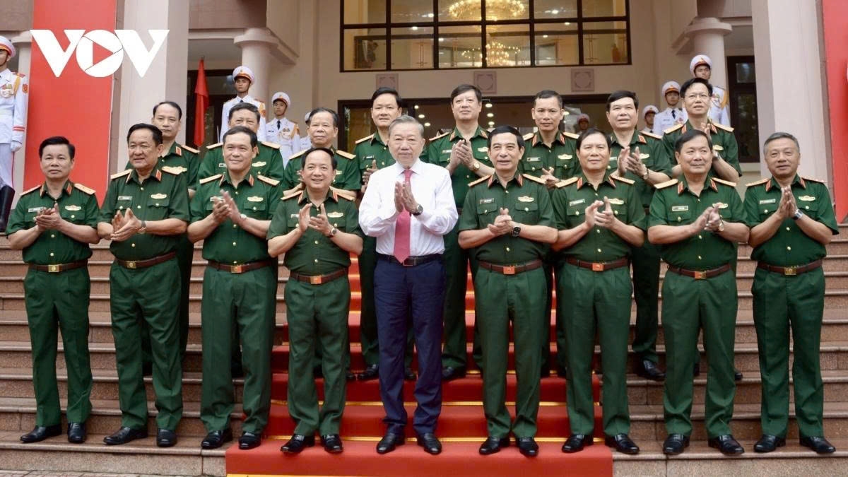 Party General Secretary To Lam poses for a photo alongside the leaders and officers of the General Department of Politics of the Vietnam People's Army during a working visit on July 23