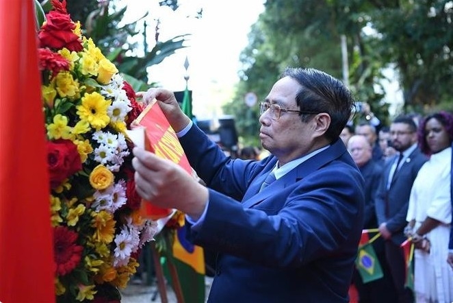 Prime Minister Pham Minh Chinh lays flowers at the plaque in commemoration of President Ho Chi Minh in Rio de Janeiro city, Brazil, on July 5 (Photo: VNA)