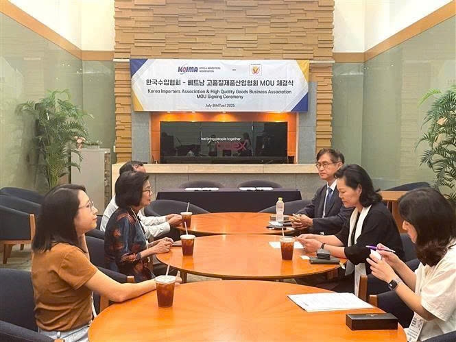 At the signing ceremony of a MoU between the Business Association of High-Quality Vietnamese Products and the Korea Importers Association (KOIMA) (Photo: VNA)