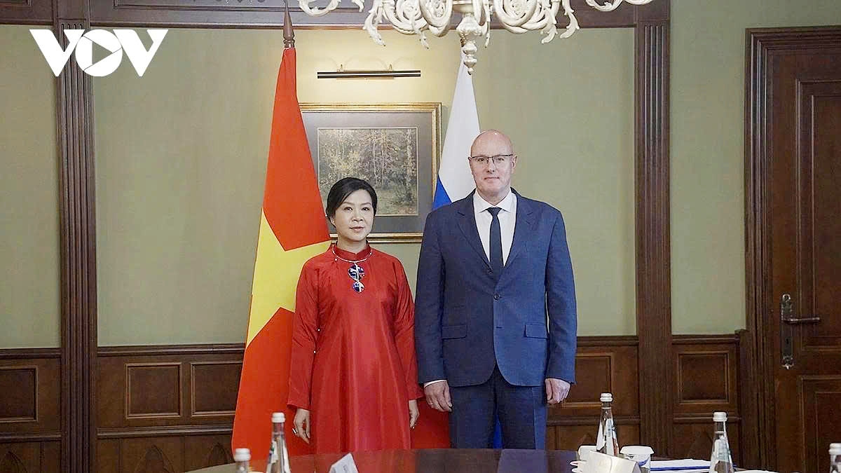 Madame Ngo Phuong Ly (L), spouse of Party General Secretary To Lam, and Russian Deputy Prime Minister Dmitry Nikolayevich Chernyshenko, during their meeting in Moscow on July 24, as part of the former's working trip to Russia for the Vietnamese Cultural Festival in Moscow