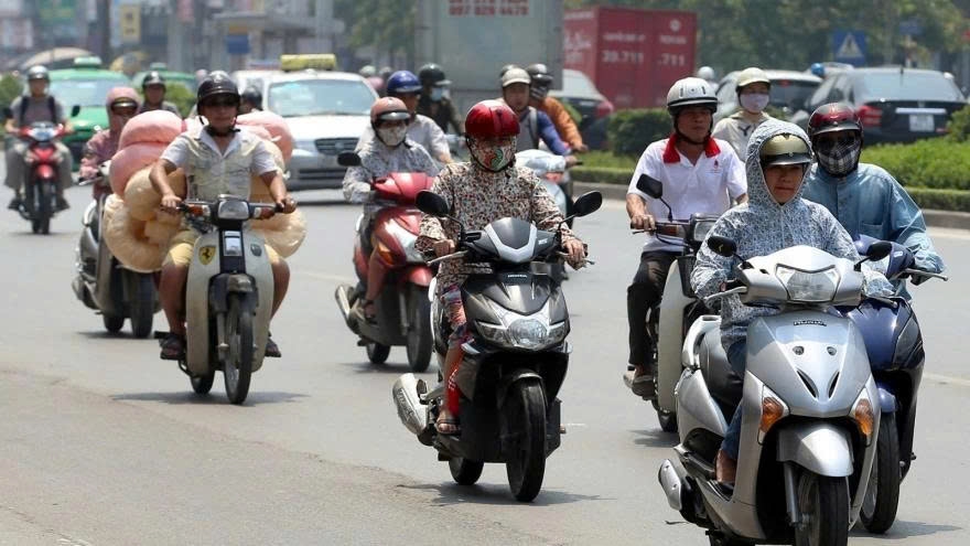 The scorching heat is baking Northern and Central Vietnam, with temperatures exceeding 37°C